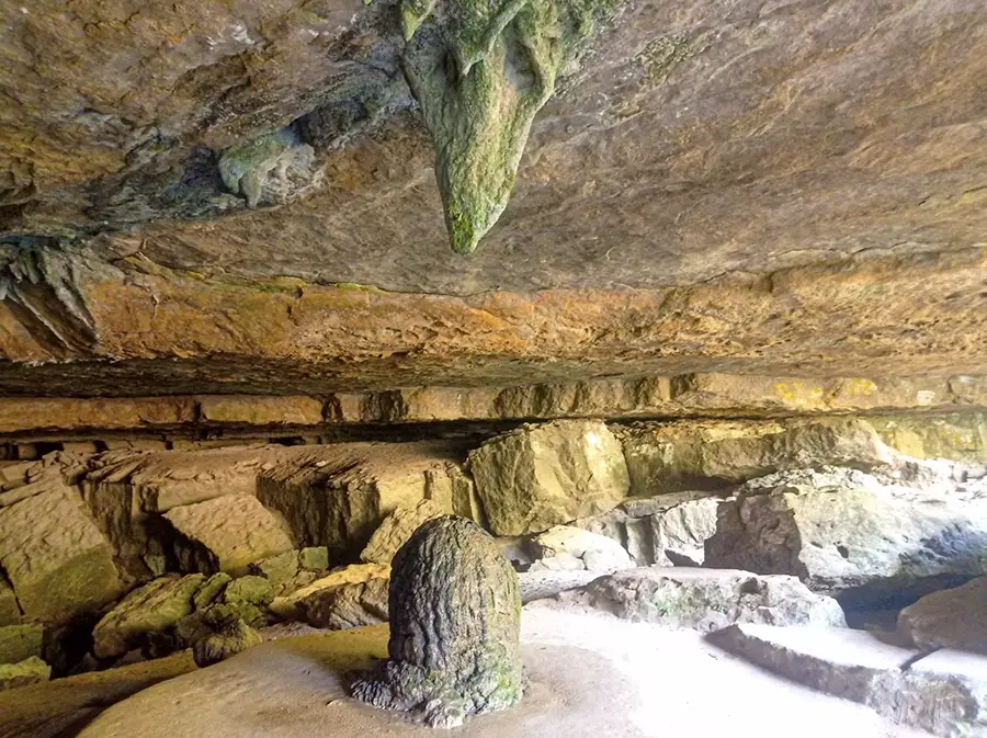 un des grottes sacées de Mawlynnong, prés du lac des esprits