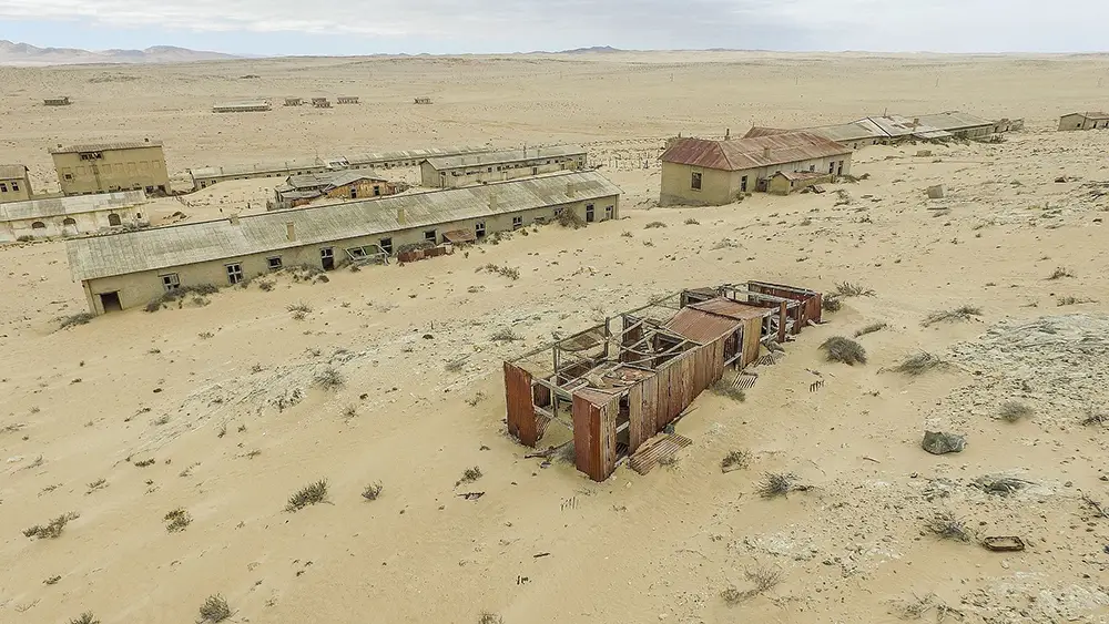 vue aérienne de la ville abandonnée de Kolmanskop Namibie avec train enfoui dans le sable