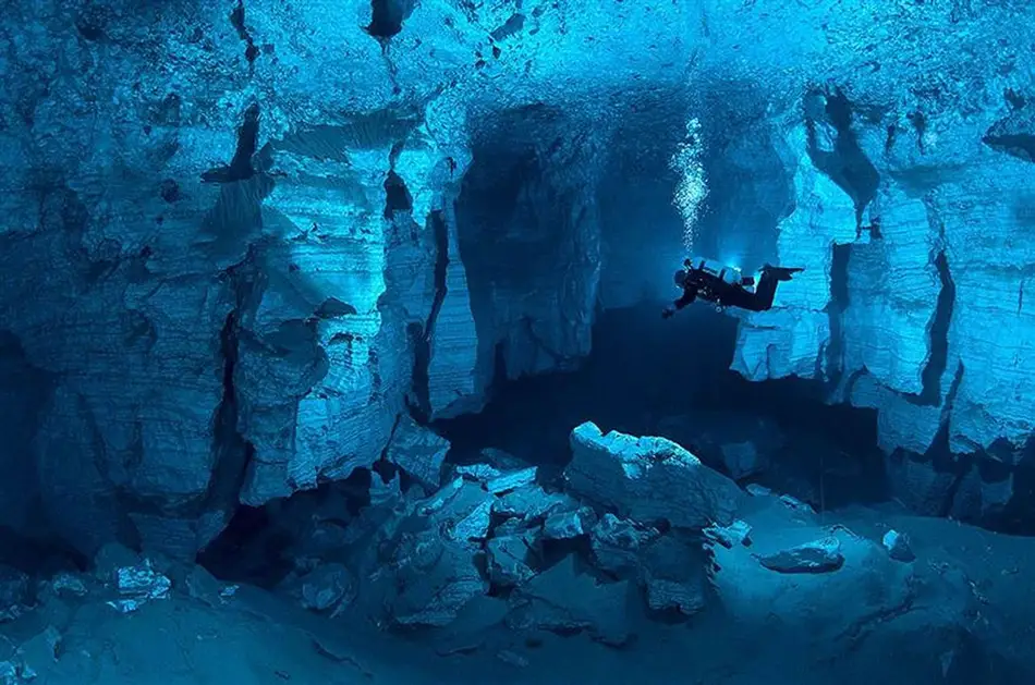 Une des grottes sous-marines les plus spectaculaires de la Méditerranée : la grotte de Nereo, Sardaigne