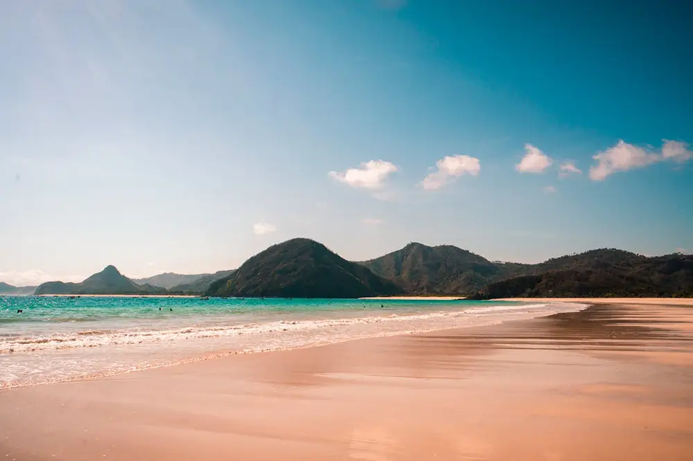 Plage Rose de Lombok en Indonésie, un sentiment incroyable avec ce sable rosé à perte de vue