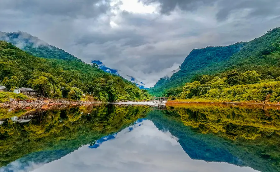 région Meghalaya, Inde, forêt dense, rivières et lacs et cascades