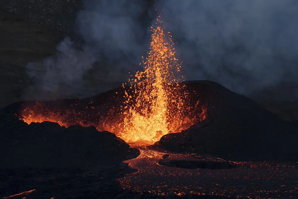 Volcan en éruption crachant de la lave en Islande