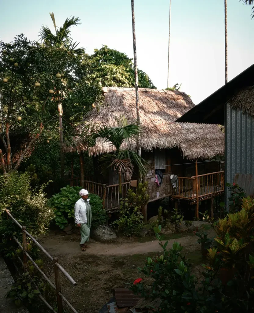 Rue impeccablement propre du village de Mawlynnong avec maisons traditionnelles et paniers en bambou, Meghalaya, Inde