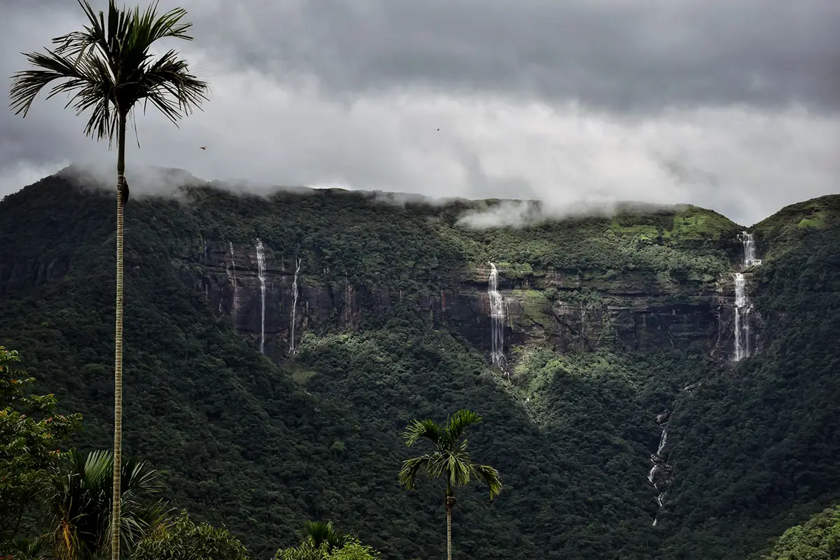 Vue panoramique des collines verdoyantes du Meghalaya couvertes de nuages et brume, destination tendance du Nord-Est indien