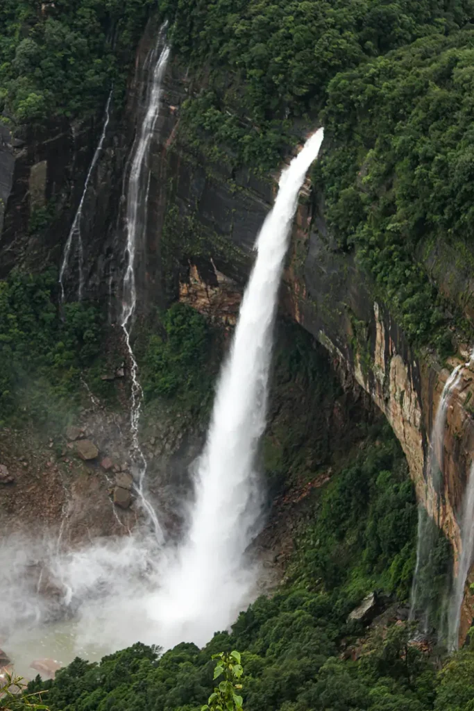 Vue spectaculaire des chutes de Nohkalikai plongeant de 340 mètres dans un bassin émeraude à Cherrapunji, Meghalaya