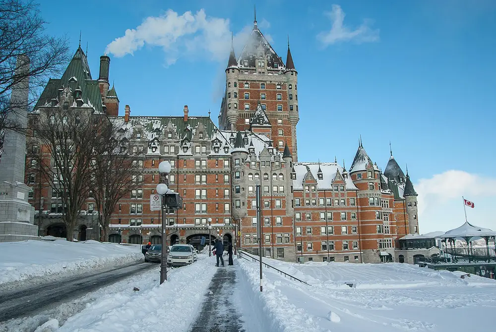 Le Château Frontenac illuminé surplombant le Vieux-Québec enneigé