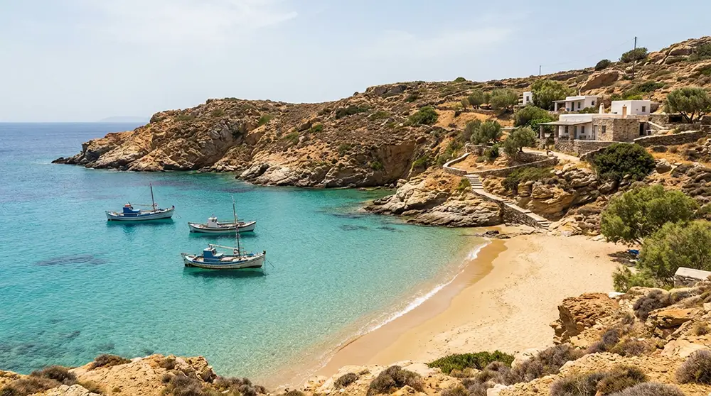 Baie protégée et plage secrète : votre coin de paradis privé dans les Cyclades