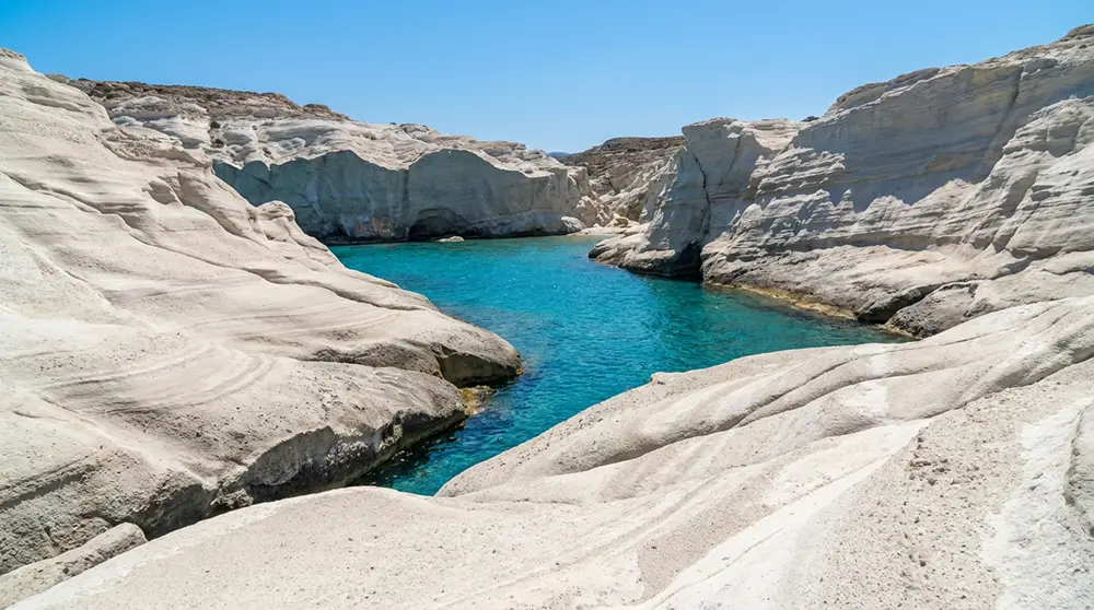 Sarakiniko : quand Milos ressemble à la lune tombée dans la mer Égée
