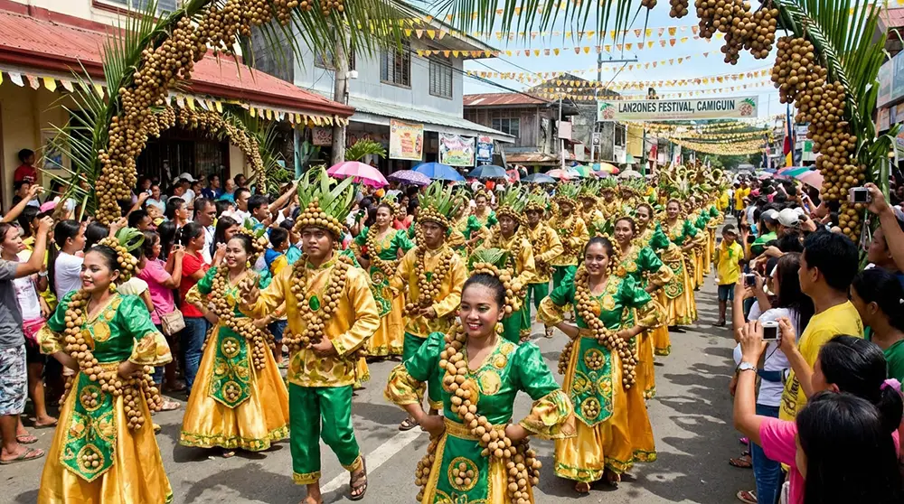 Danseurs en costumes colorés lors du Lanzones Festival dans les rues de Camiguin aux Philippines