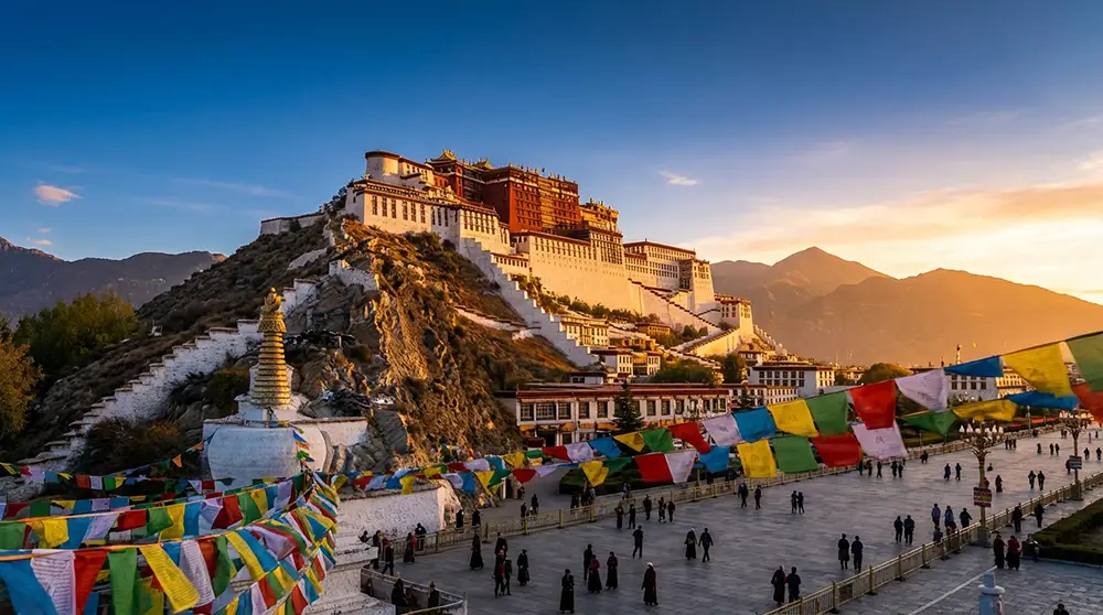 Le palais du Potala, patrimoine mondial de l'UNESCO, illuminé au coucher du soleil à Lhassa, Tibet