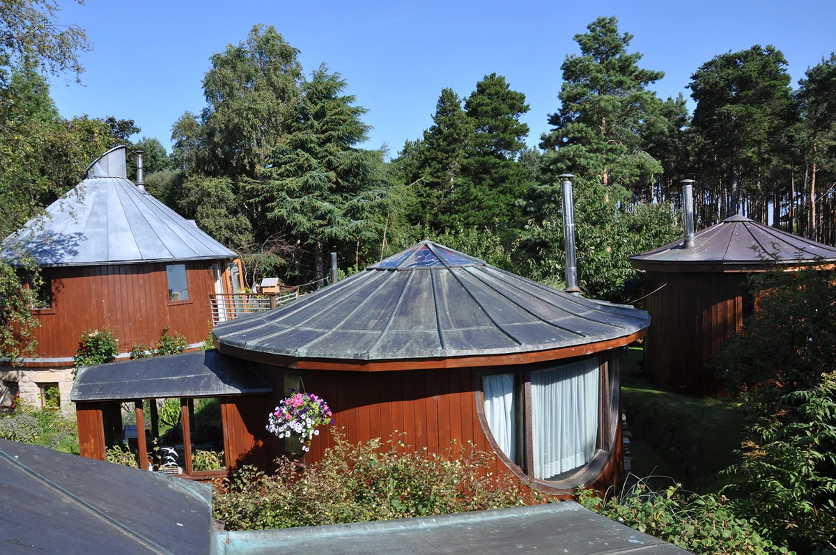 Maisons écologiques en tonneaux de whisky recyclés dans l'écovillage de Findhorn en Écosse