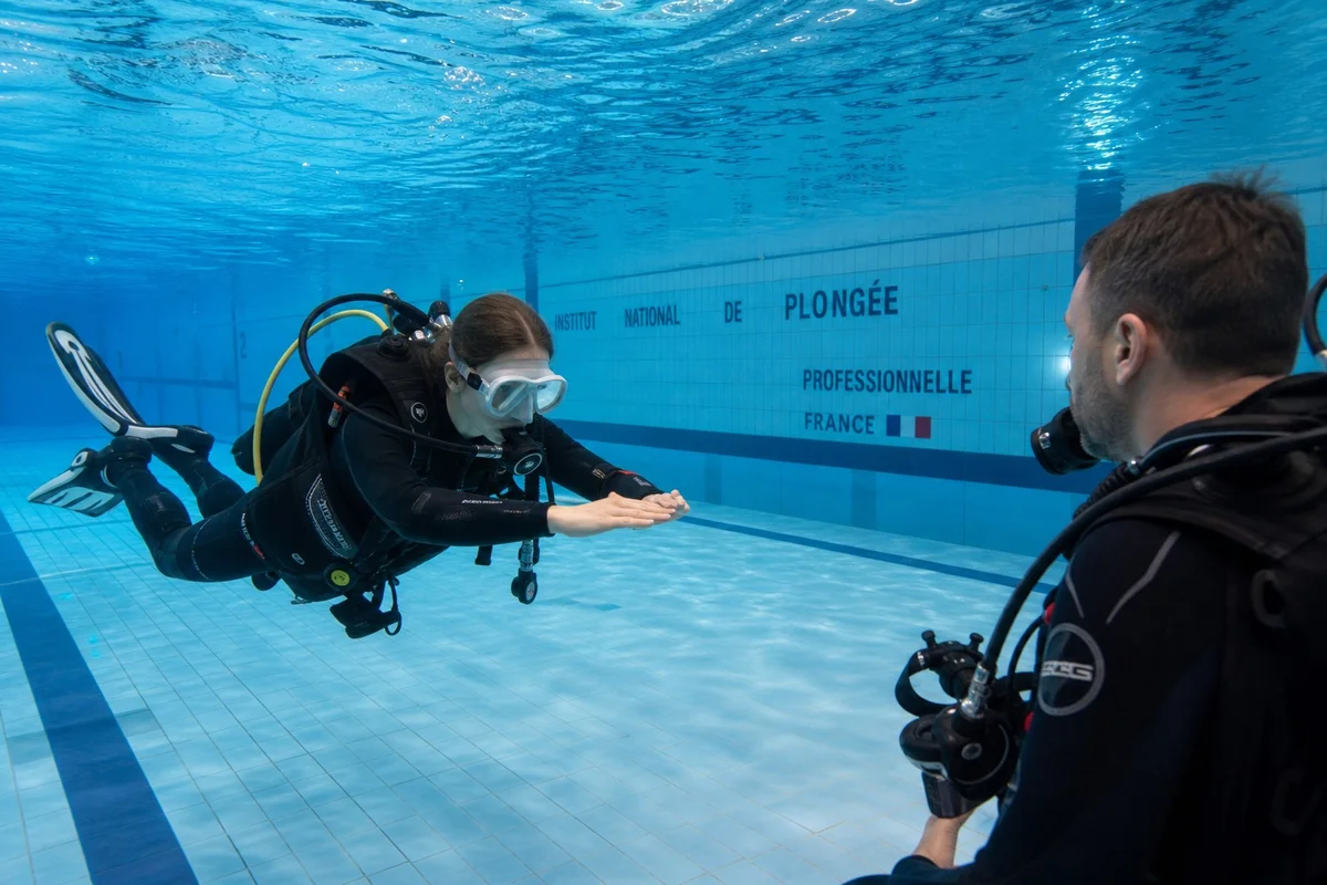 Plongeur pratiquant la flottabilité neutre en fosse de plongée en France, formation éco-responsable