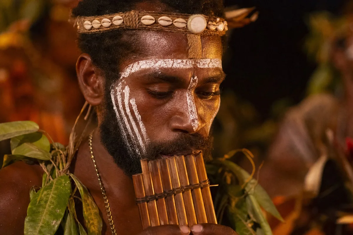 Musicien salomonais jouant de la flûte de pan en bambou lors d'une cérémonie traditionnelle