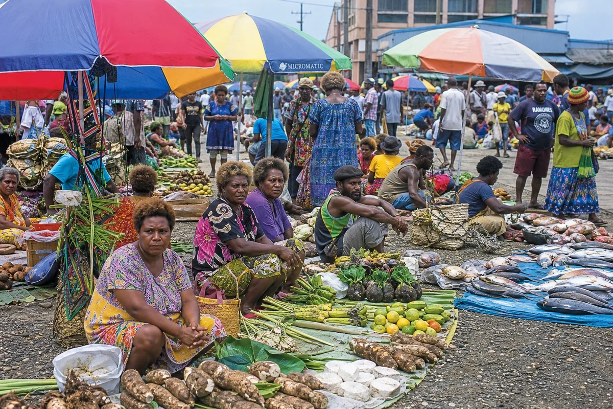 Marché central animé de Honiara, capitale des îles Salomon, avec vendeurs de fruits et légumes locaux