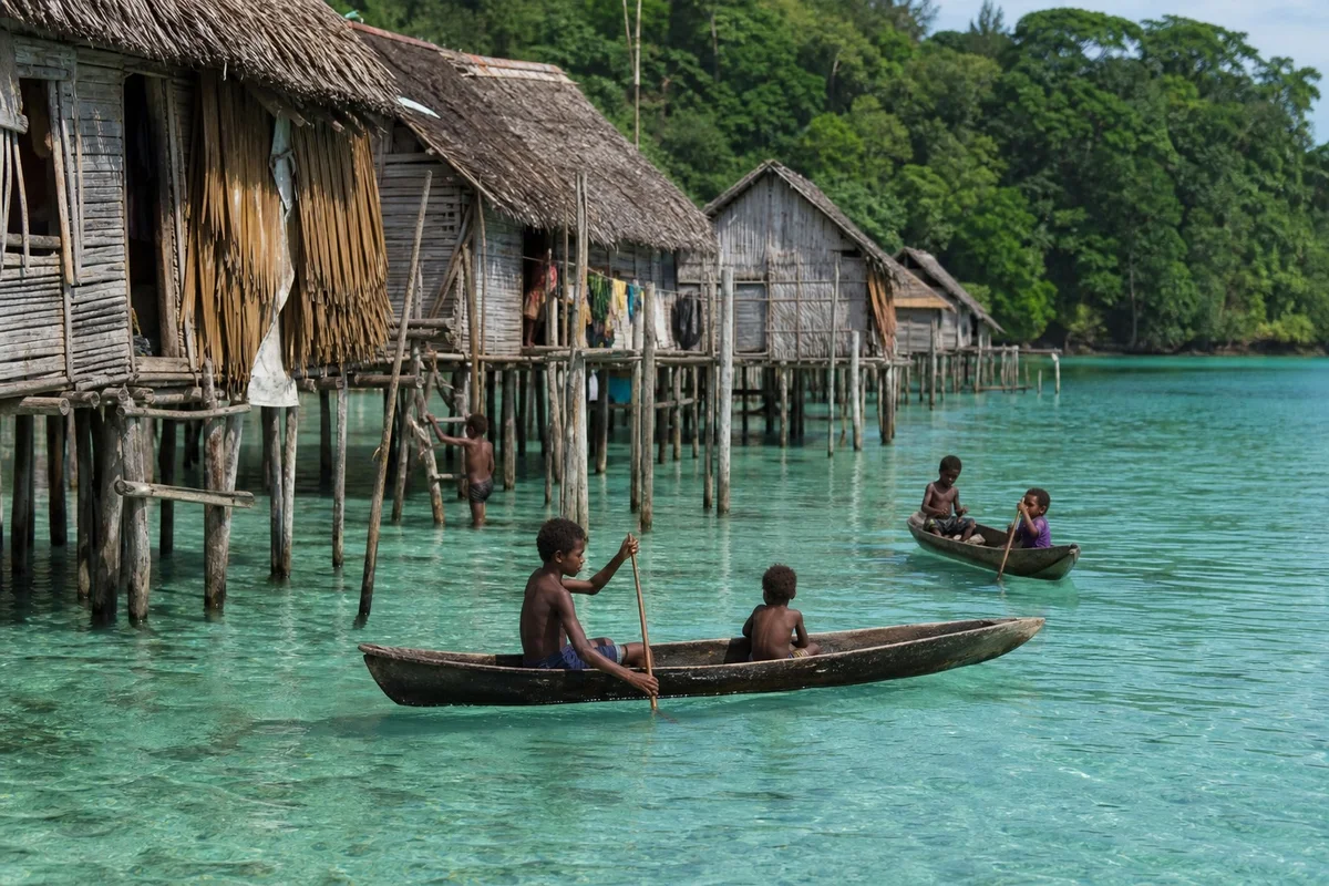 Village mélanésien sur pilotis au-dessus de l'eau aux îles Salomon, Western Province