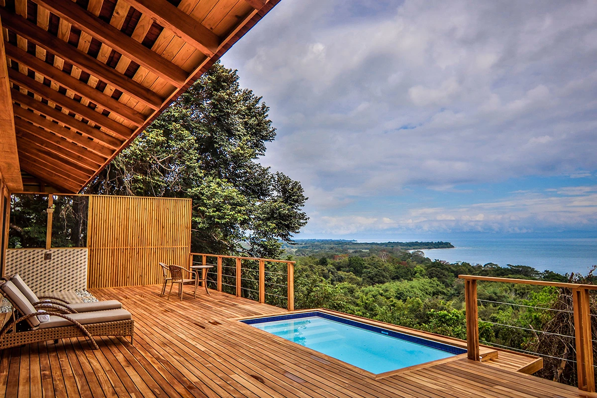 Vue sur l'océan Pacifique depuis la terrasse d'un bungalow du Lapa Rios Lodge sur la péninsule d'Osa au Costa Rica
