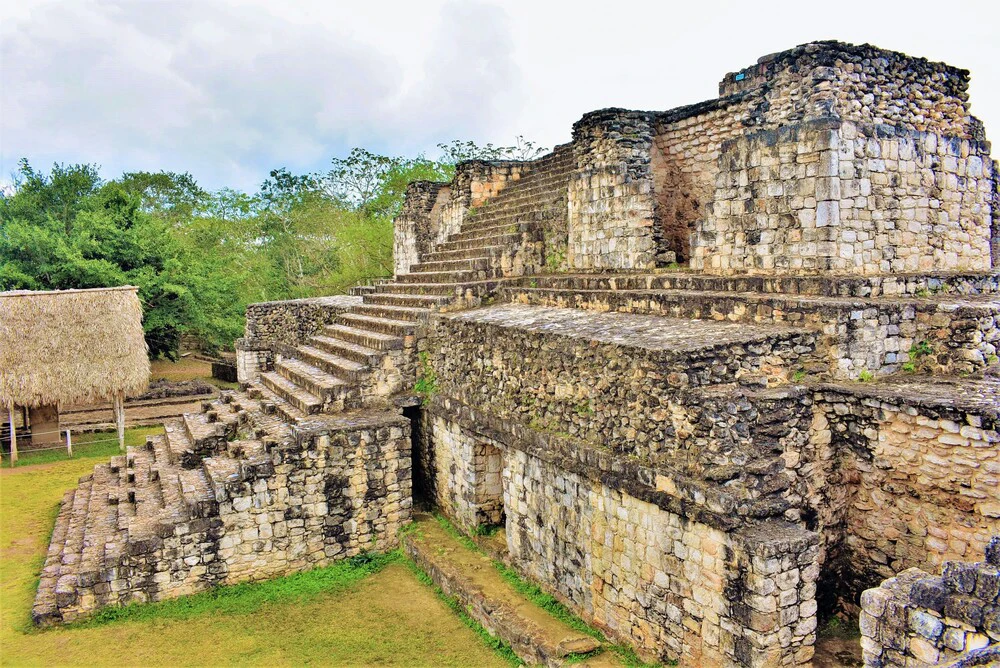 Acropole maya d'Ek Balam entourée de jungle dense au Yucatán, Mexique