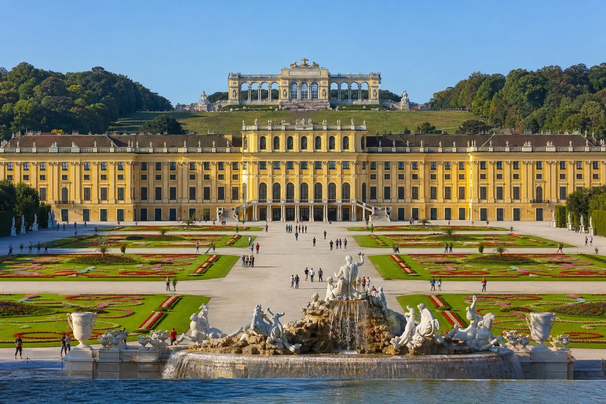 Le château de Schönbrunn et ses jardins, étape du deuxième jour Façade jaune du château de Schönbrunn à Vienne avec ses jardins à la française
