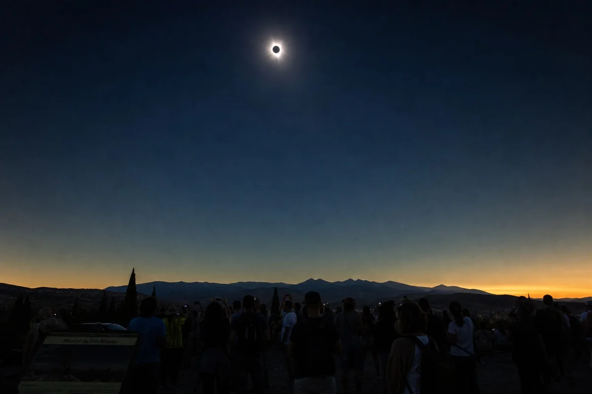 Éclipse solaire totale observée depuis l'Espagne Couronne solaire visible lors d'une éclipse totale de Soleil dans le ciel espagnol